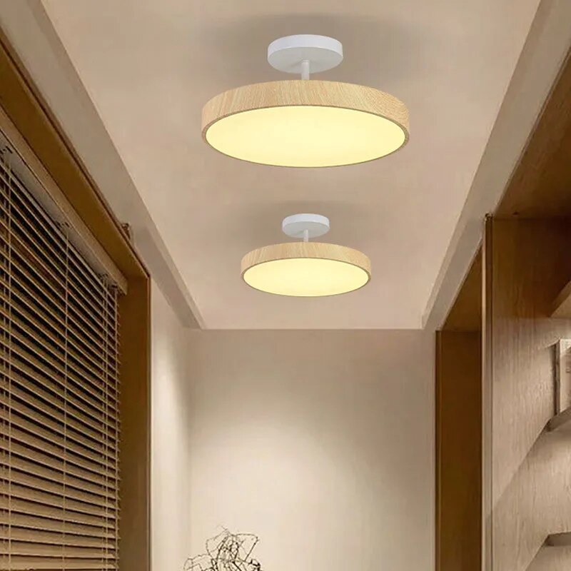 Skandinavische Deckenlampe mit Holzoptik und goldenem Rahmen