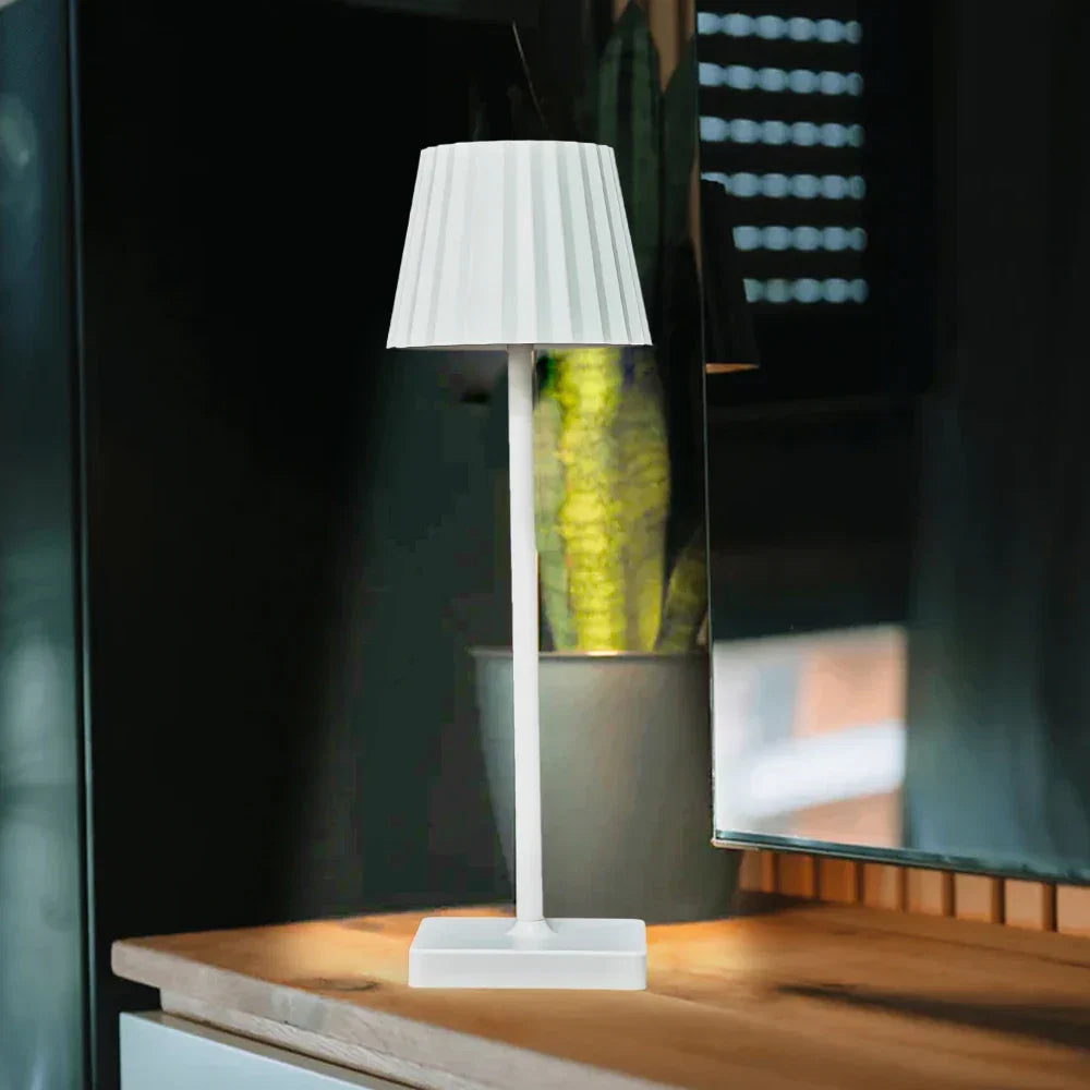Mara – Akku-Tischlampe Klassisch mit Plissee-Schirm und dimmbarer LED