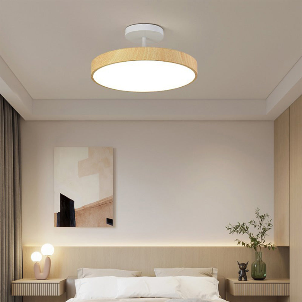 Skandinavische Deckenlampe mit Holzoptik und goldenem Rahmen