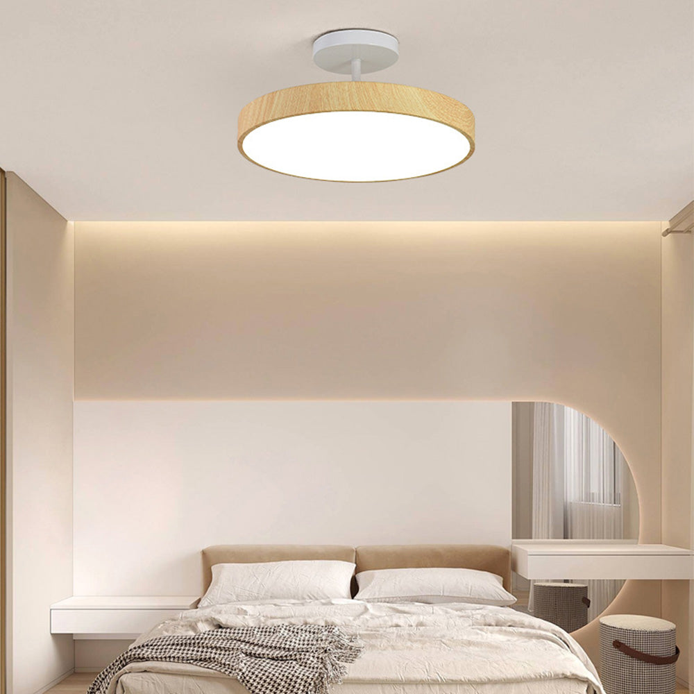 Skandinavische Deckenlampe mit Holzoptik und goldenem Rahmen