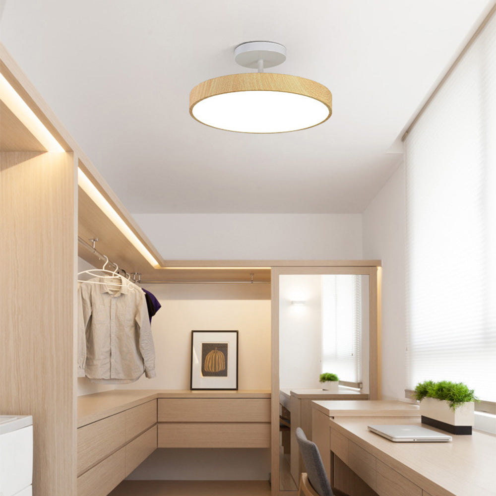 Skandinavische Deckenlampe mit Holzoptik und goldenem Rahmen
