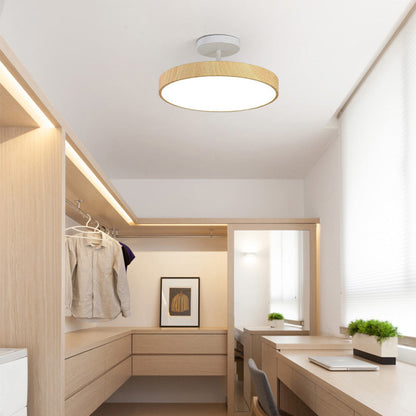 Skandinavische Deckenlampe mit Holzoptik und goldenem Rahmen