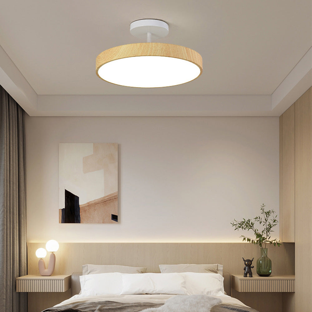 Skandinavische Deckenlampe mit Holzoptik und goldenem Rahmen