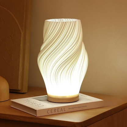 Gemütliche LED-Tischlampe mit Dimmfunktion und stilvollem Wellenmuster