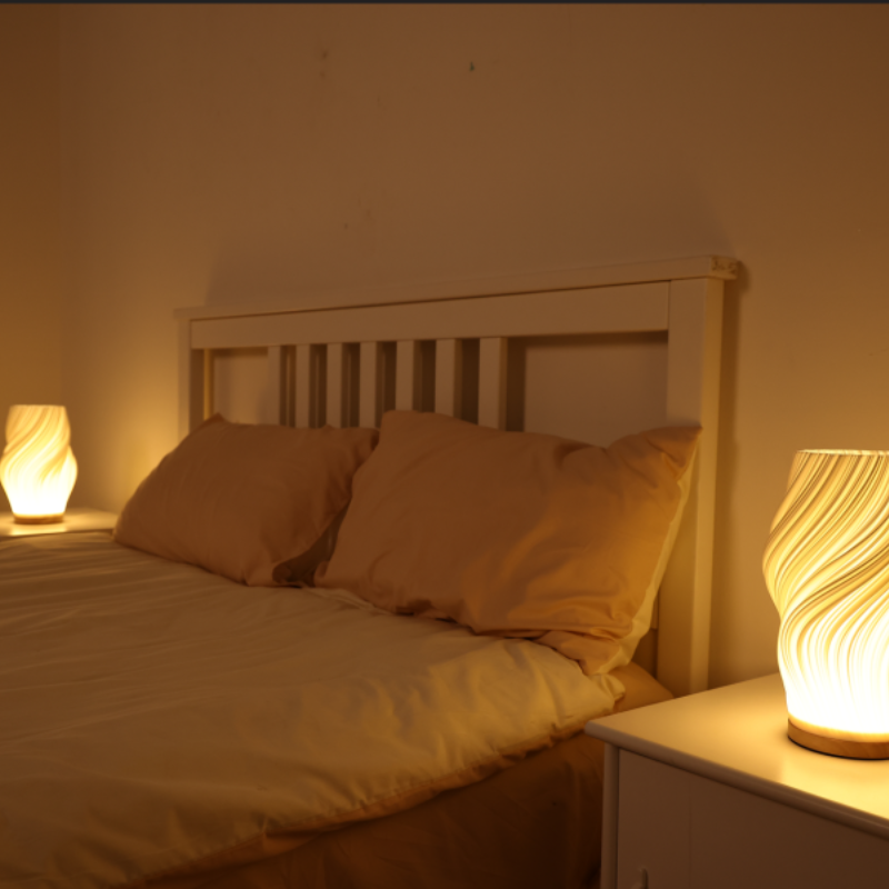 Gemütliche LED-Tischlampe mit Dimmfunktion und stilvollem Wellenmuster