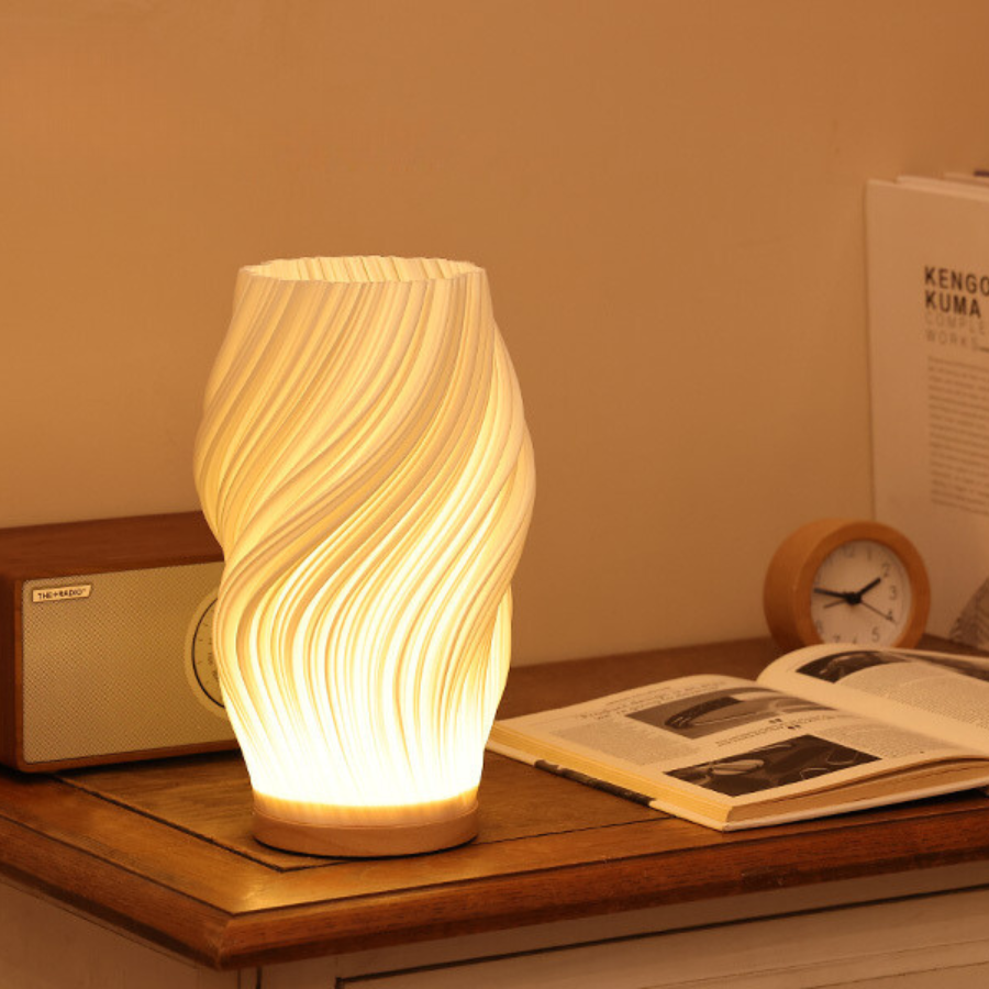 Gemütliche LED-Tischlampe mit Dimmfunktion und stilvollem Wellenmuster