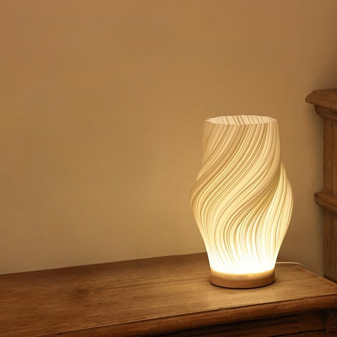 Gemütliche LED-Tischlampe mit Dimmfunktion und stilvollem Wellenmuster