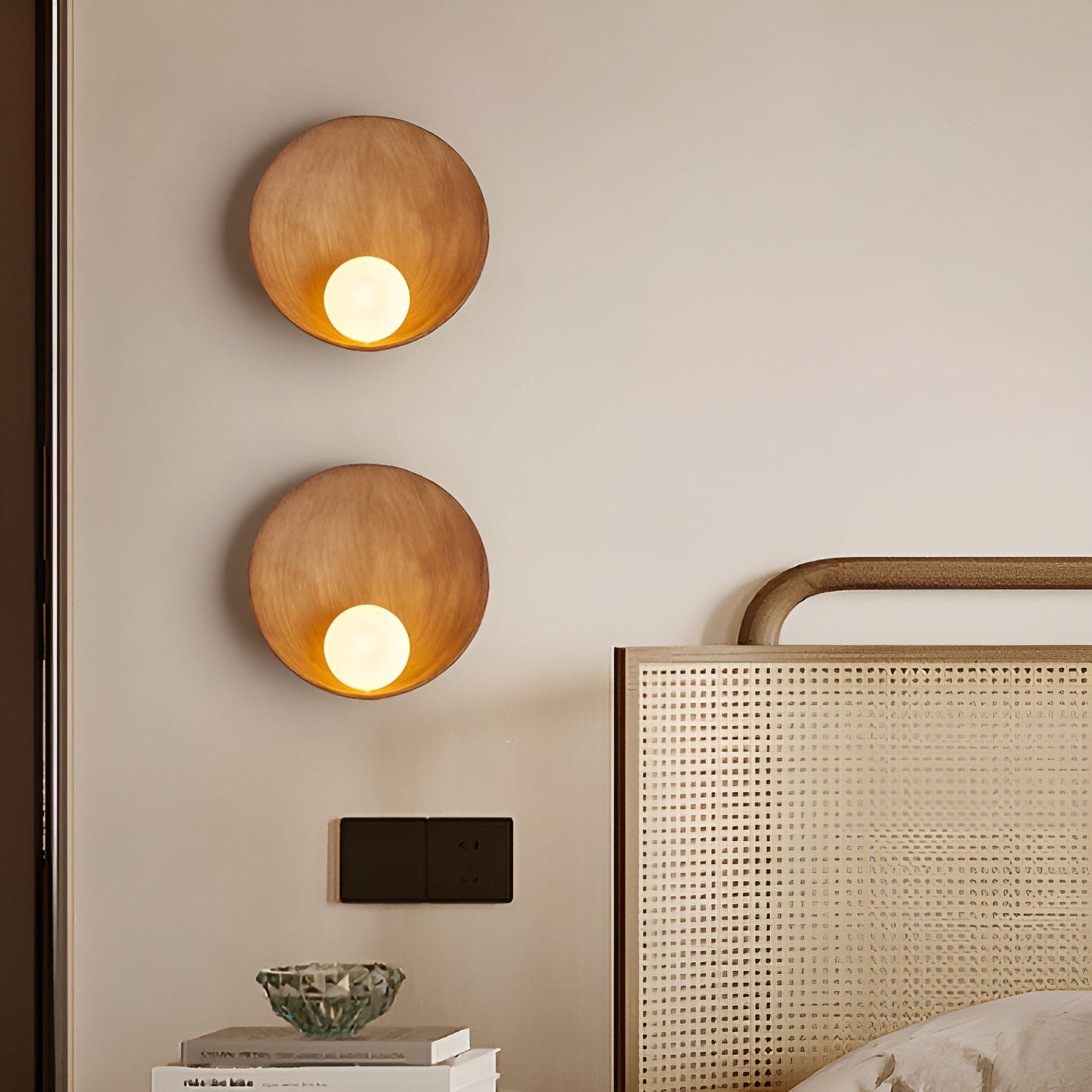 Japandi-Wandlampe mit Milchglas und Holz – elegant und für eine warme Atmosphäre
