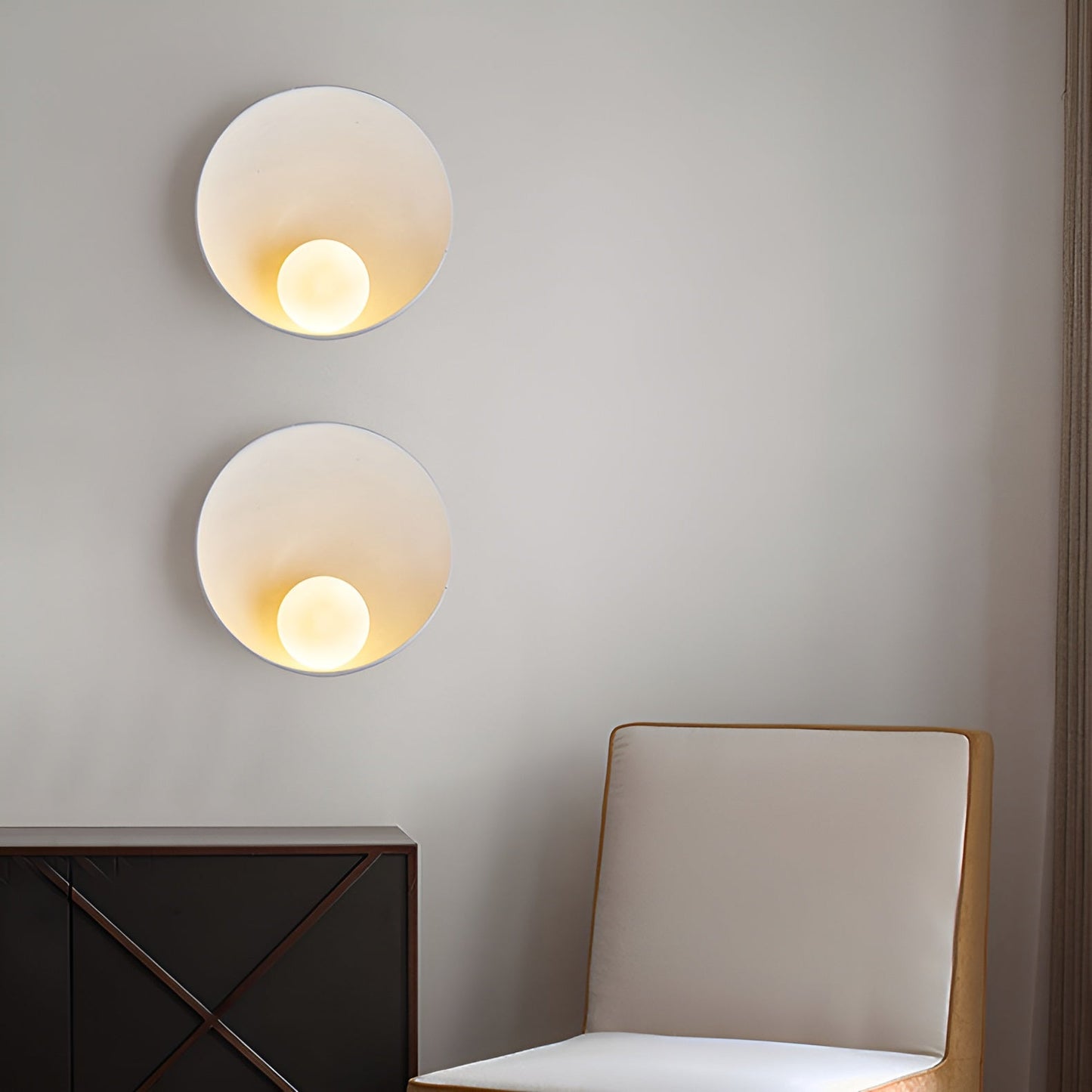 Japandi-Wandlampe mit Milchglas und Holz – elegant und für eine warme Atmosphäre