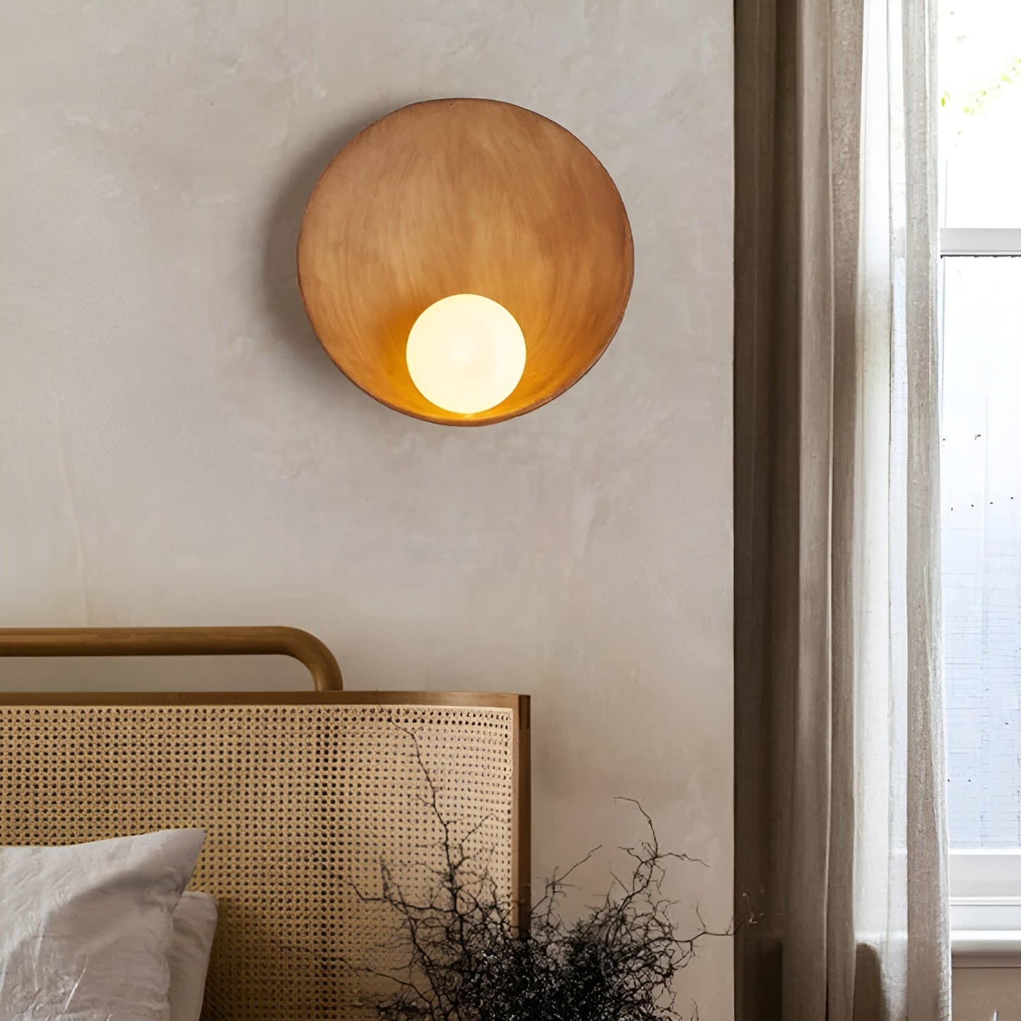 Japandi-Wandlampe mit Milchglas und Holz – elegant und für eine warme Atmosphäre