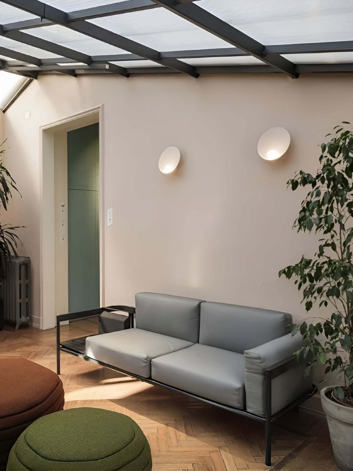 Japandi-Wandlampe mit Milchglas und Holz – elegant und für eine warme Atmosphäre