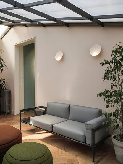 Japandi-Wandlampe mit Milchglas und Holz – elegant und für eine warme Atmosphäre