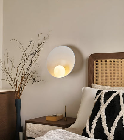 Japandi-Wandlampe mit Milchglas und Holz – elegant und für eine warme Atmosphäre
