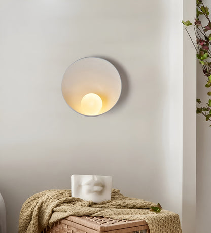 Japandi-Wandlampe mit Milchglas und Holz – elegant und für eine warme Atmosphäre