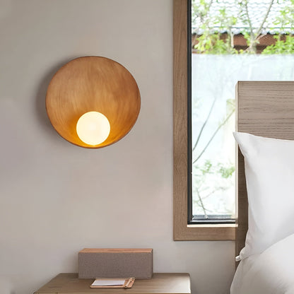 Japandi-Wandlampe mit Milchglas und Holz – elegant und für eine warme Atmosphäre