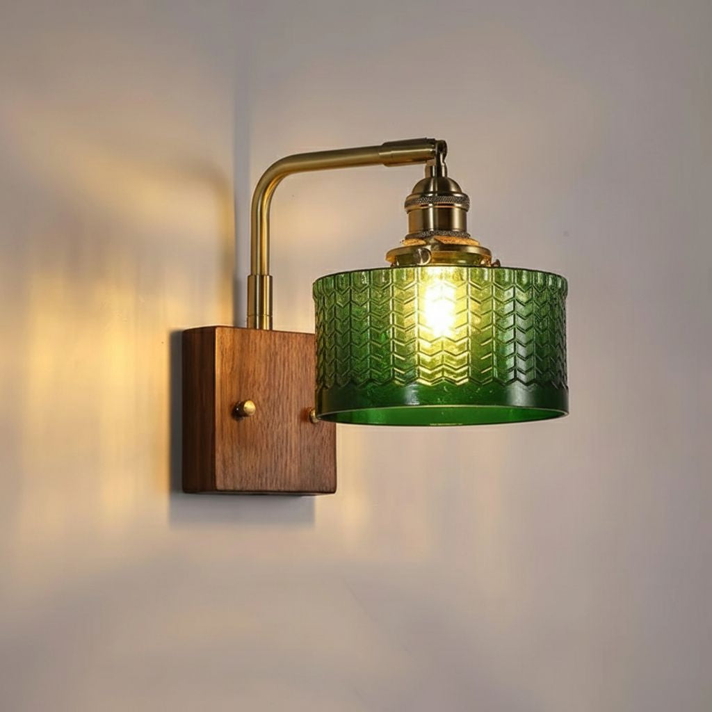 Stilvolle grüne Wandlampe mit Holzsockel und Glasschirm