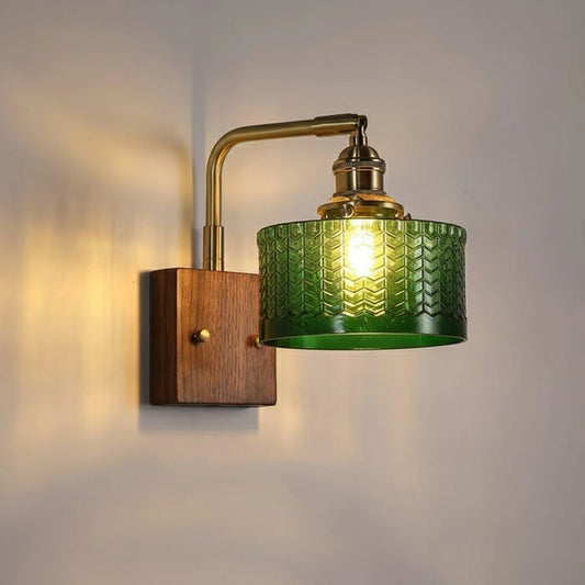 Stilvolle grüne Wandlampe mit Holzsockel und Glasschirm