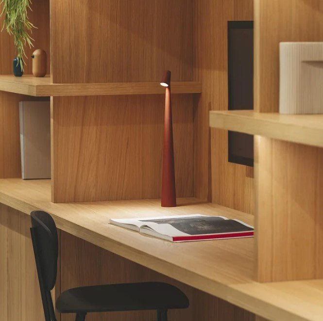 Elegante Tischlampe im skandinavisch-minimalistischen Stil