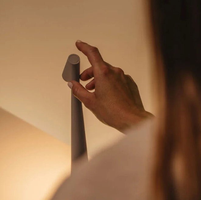 Elegante Tischlampe im skandinavisch-minimalistischen Stil