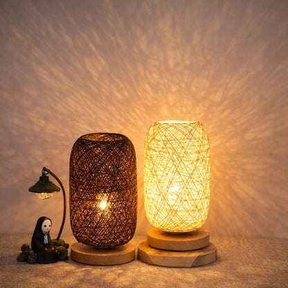 Industrielle Tischlampe aus Rattan und Holz – Japandi, minimalistisches Design und natürlicher Charme