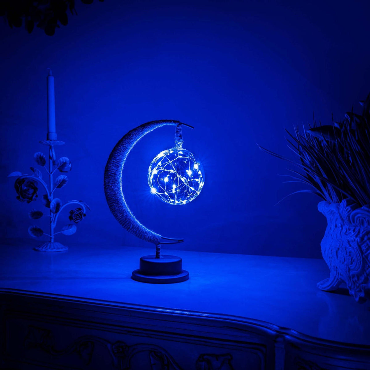 Elegante stimmungsvolle LED-Tischlampe aus Glas in Mondform mit warmem Licht