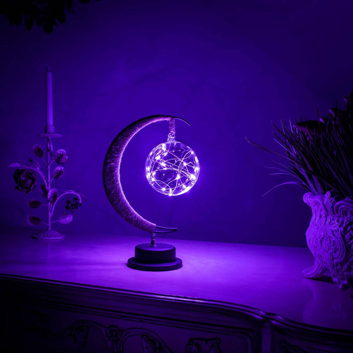 Elegante stimmungsvolle LED-Tischlampe aus Glas in Mondform mit warmem Licht