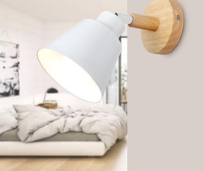 Skandinavische Wandlampe aus Eisen und Holz