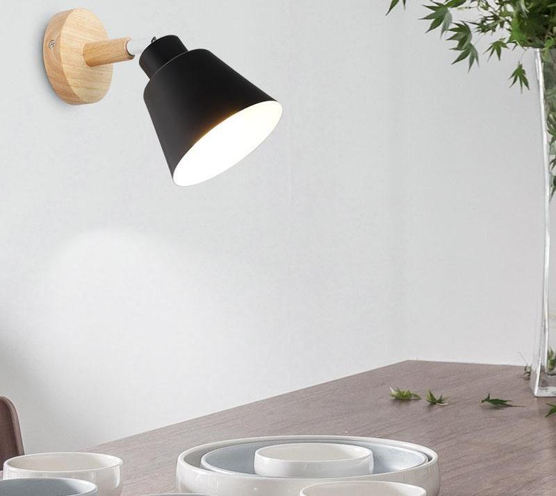 Skandinavische Wandlampe aus Eisen und Holz